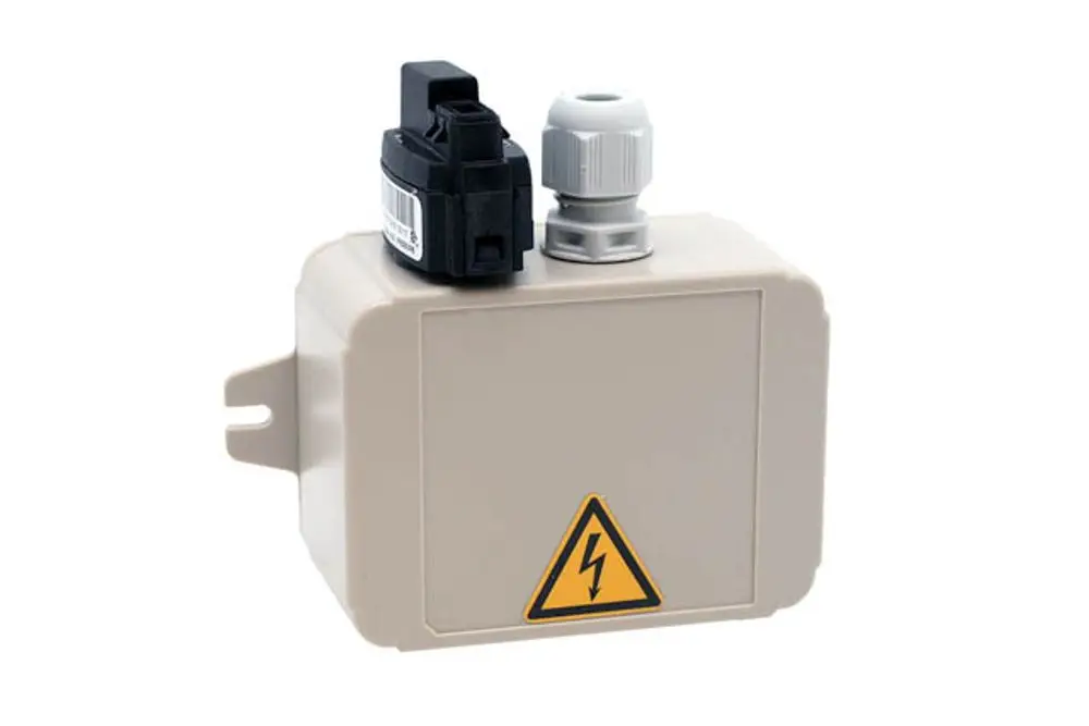 Relaisbox von Remeha mit Anschluss für elektrische Steuerung. Gehäuse in neutralem Farbton, ausgestattet mit Warnsymbol für elektrische Sicherheit.